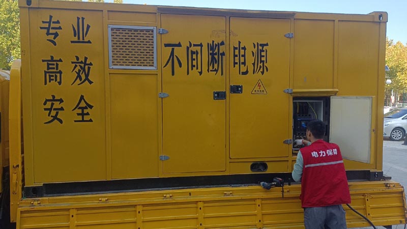 达坂城柴油发电机组和UPS电源配合使用时，如何避免切换过程中的电力中断？